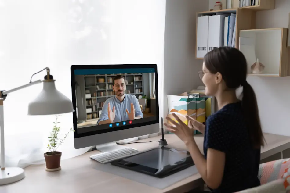 Mujer estudiando en modalidad a distancia