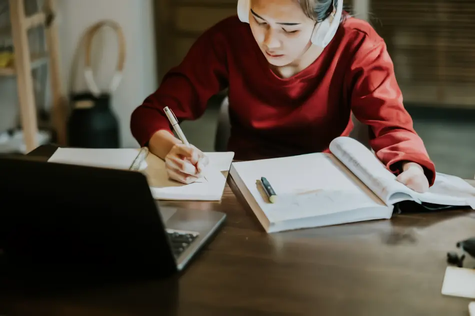 Alumna estudiando