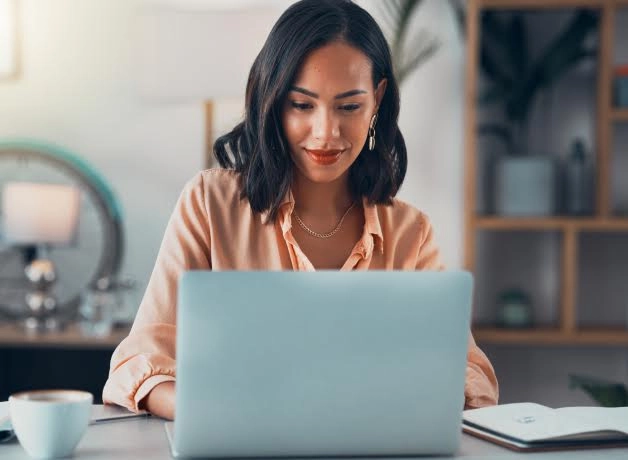Mujer estudiando en su portátil