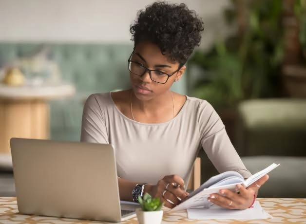 Mujer estudiando en su computador