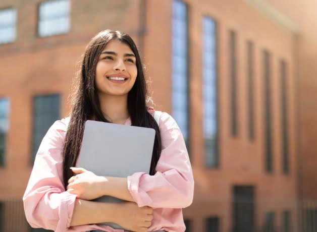 Estudiante cargando su portátil