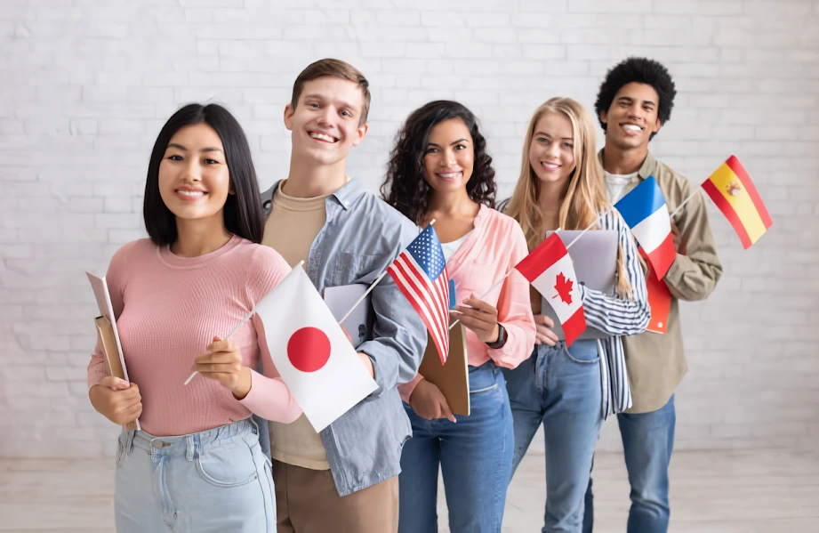 Jóvenes con las banderas de sus países