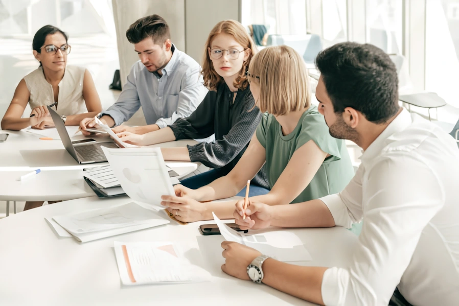 Personas estudiando en equipo