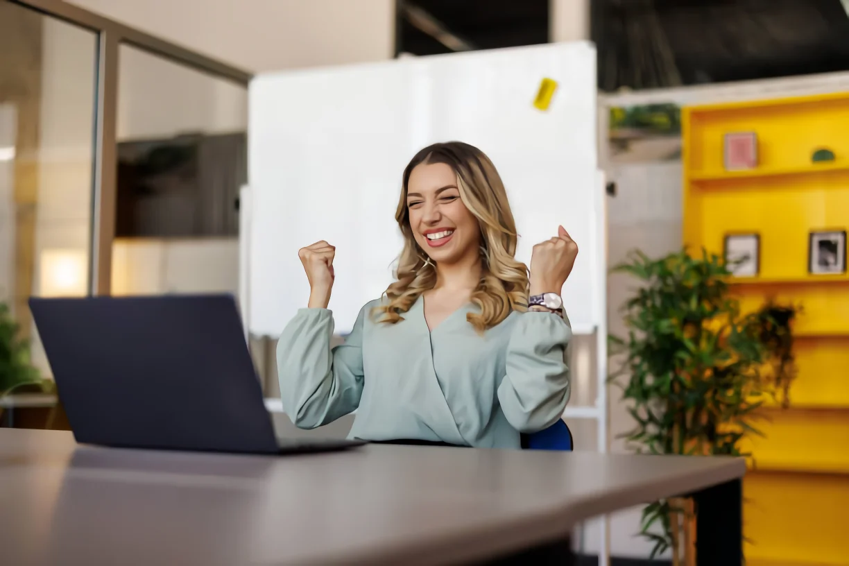 Mujer feliz en su estudio