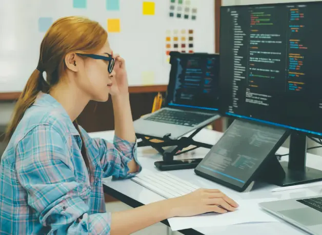 Mujer estudiando en su computador