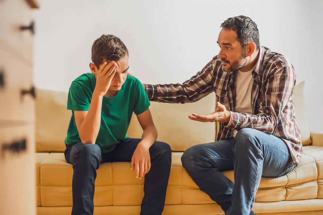 Padre e hijo hablando