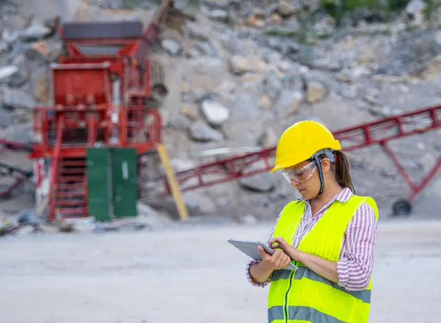 Ingeniera de minas inspeccionando