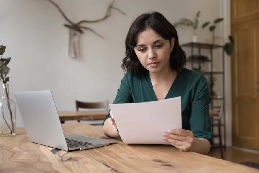 Mujer revisando un documento