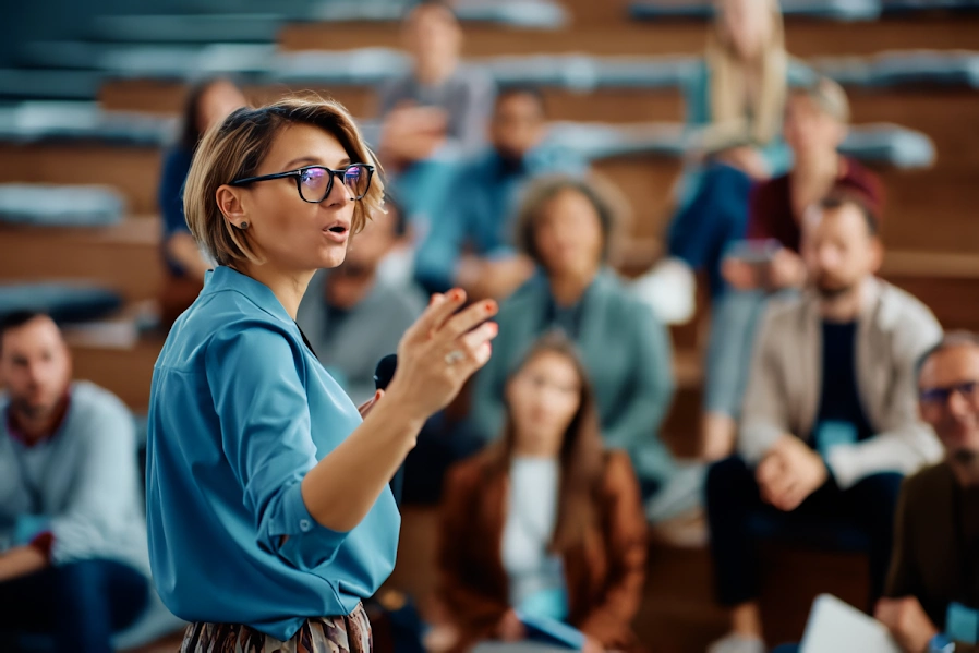 Profesora dando su cátedra