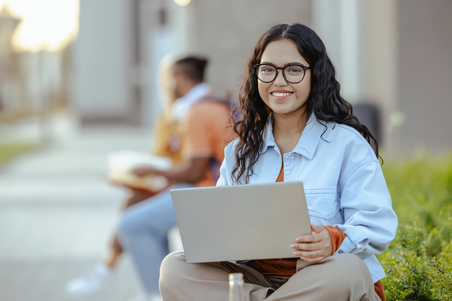 Estudiante con su computadora