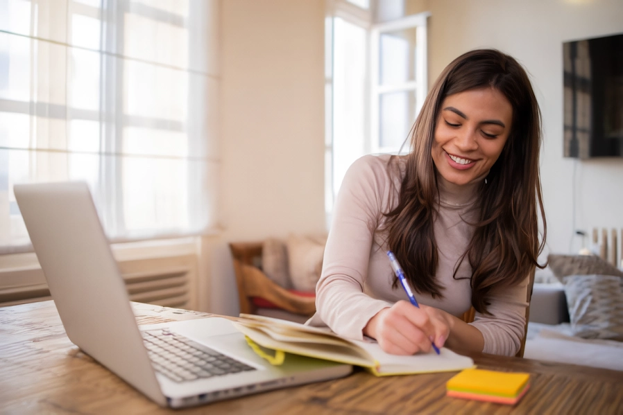 Mujer tomando apuntes en su agenda