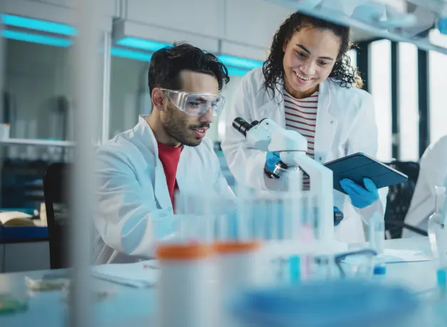 Estudiantes en laboratorios 