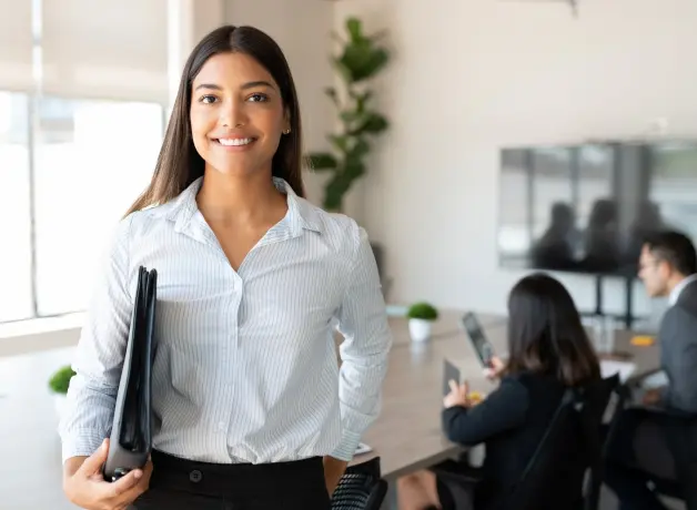 Mujer estudiando una maestría