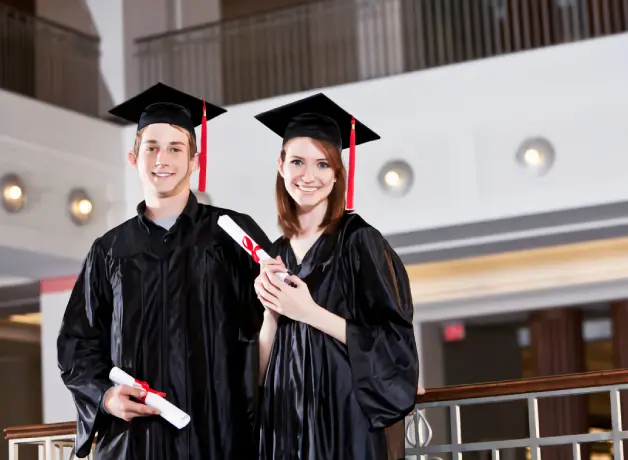 Jóvenes graduándose de la Universidad
