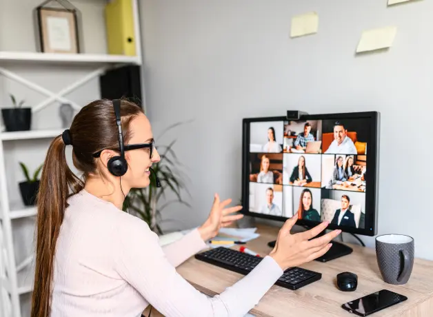 Mujer en una reunión virtual