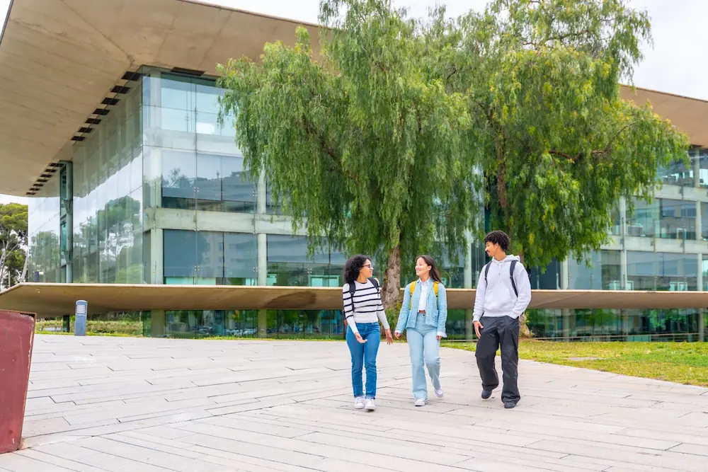 Jóvenes en un campus universitario
