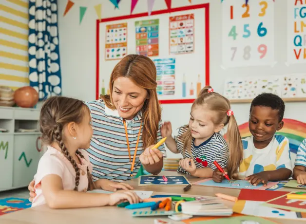 Carrera en Educación Inicial Docente en clase con niños