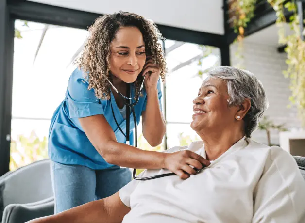 Paciente siendo revisada por su enfermera