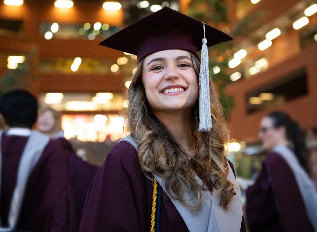 Why should you choose César Vallejo University for your online bachelor’s degree in Peru? Graduated woman