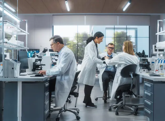 Personal de la salud en laboratorio