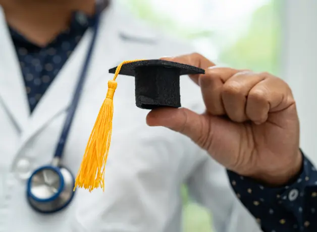 Mejores posgrados para las carreras de Medicina Birrete de graduación