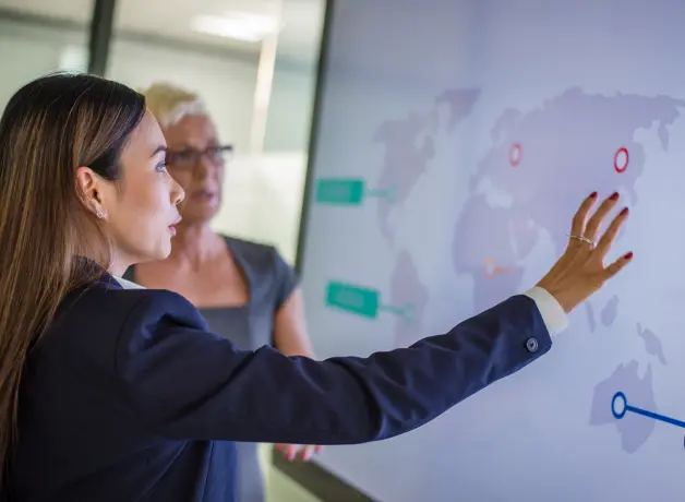 Mujeres analizando un mapa