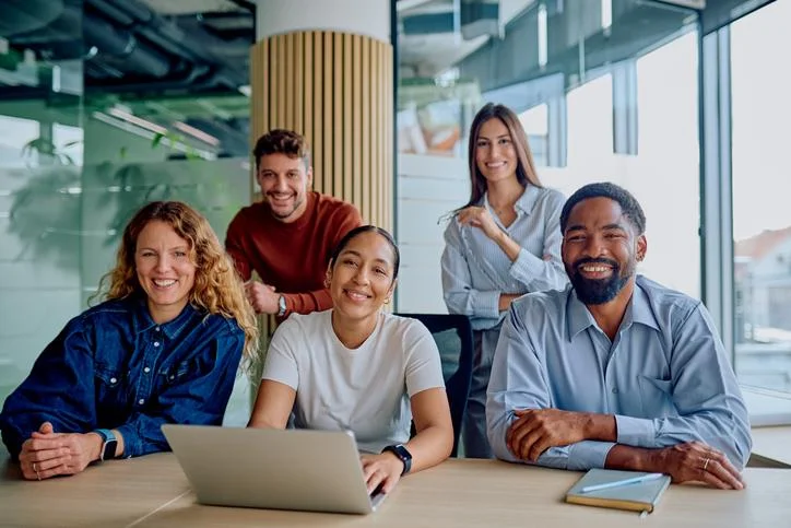 Grupo de estudiantes sonriendo