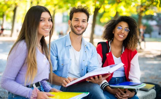 ¿Cómo estudiar una segunda carrera o convalidar estudios en la UCV? Estudiantes en el campus