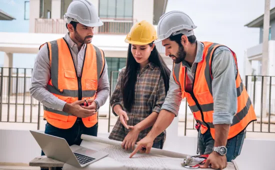 Ingenieros revisando planos