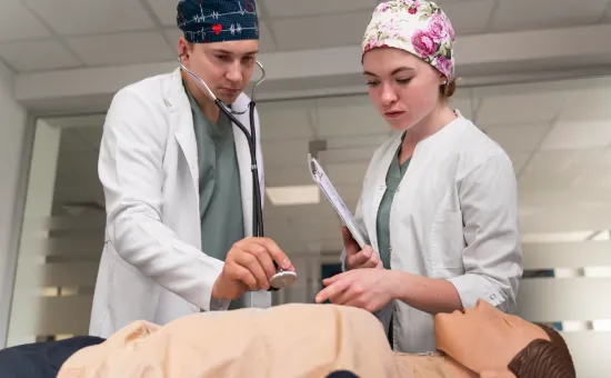 El nuevo laboratorio de Medicina de la UCV Estudiantes de medicina practicando auscultación en un laboratorio especializado de la UCV