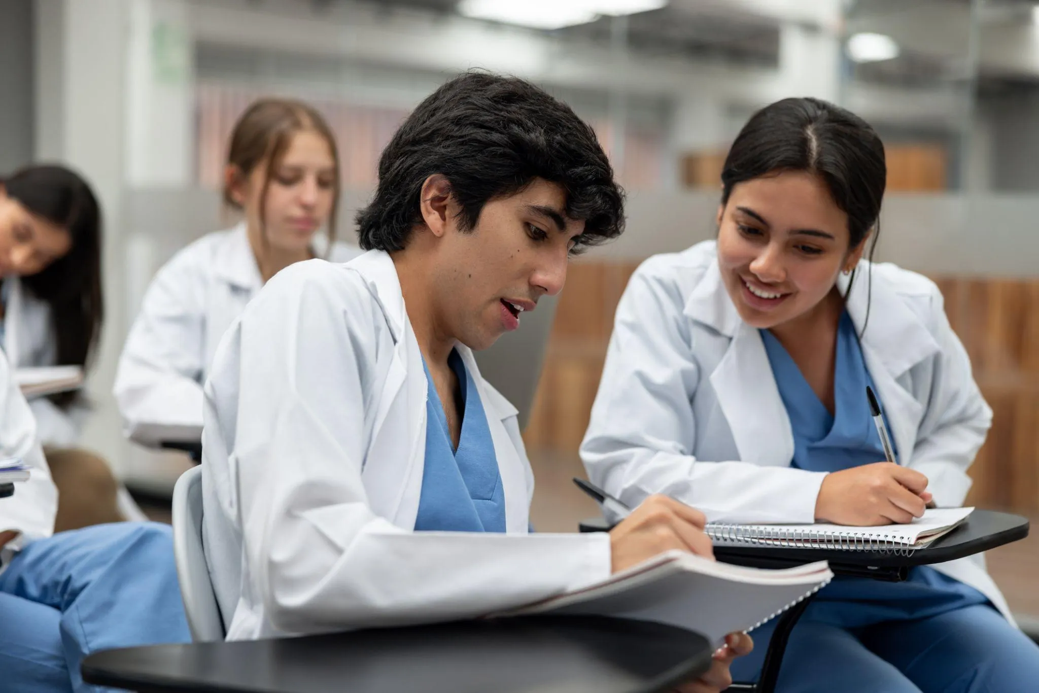 Estudiantes de medicina en clase práctica