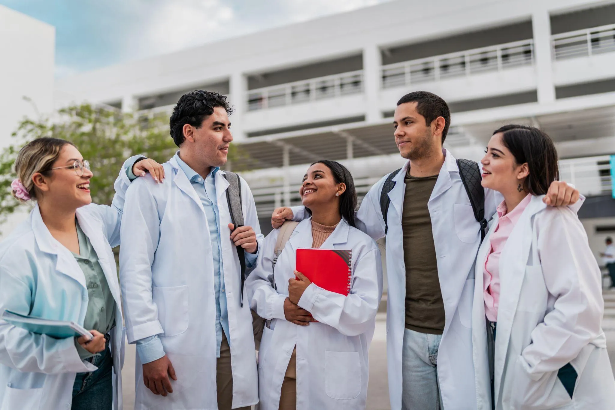 Estudiantes de medicina compartiendo en el campus universitario