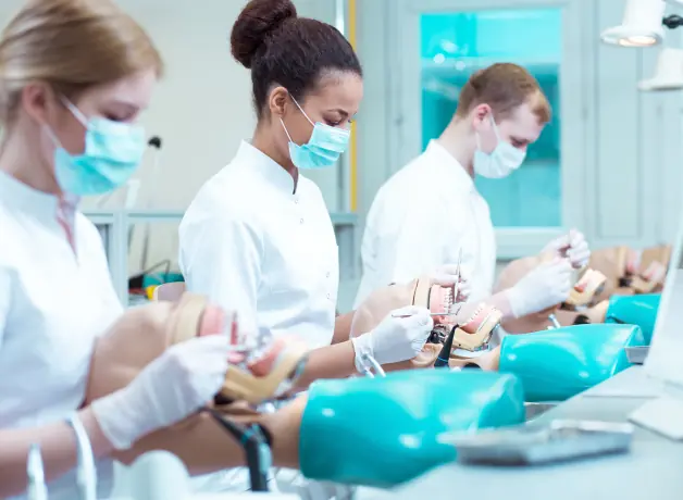 Estudiantes en prácticas de Estomatología