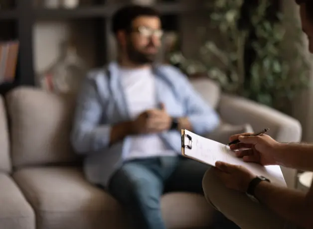 Psicometría aplicada Psicólogo en consulta con su paciente