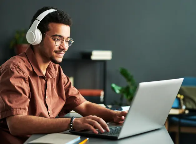 Estudiante tomando clases virtuales