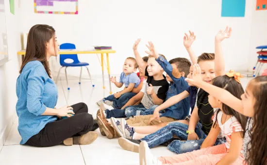 Docente con niños en el aula de clases