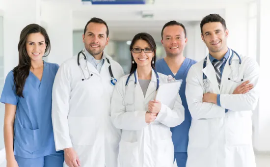Doctorado en salud pública Estudiante analizando datos de salud pública en entorno académico