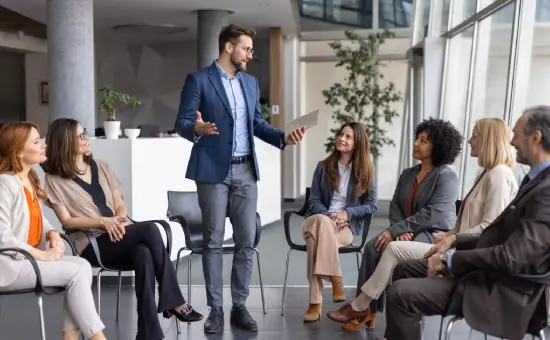 Personas en una reunión presencial