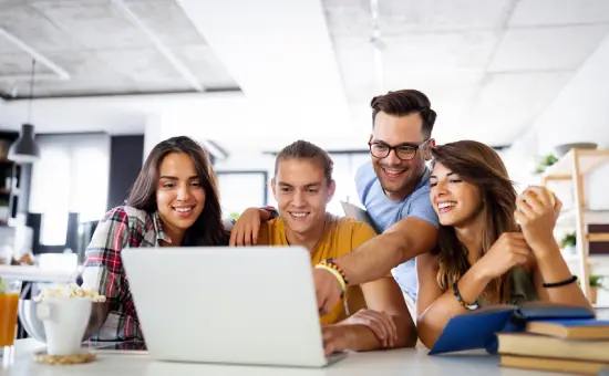 Estudiante utilizando plataformas digitales UCV para su aprendizaje