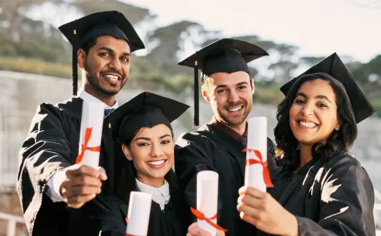 Estudiante UCV obteniendo su título profesional