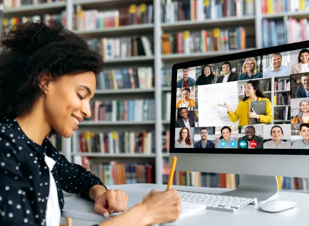 Mujer joven en una reunión virtual