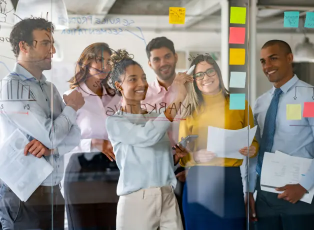 Carrera en Comunicación vs. carrera en Marketing Mapa de ideas en grupo