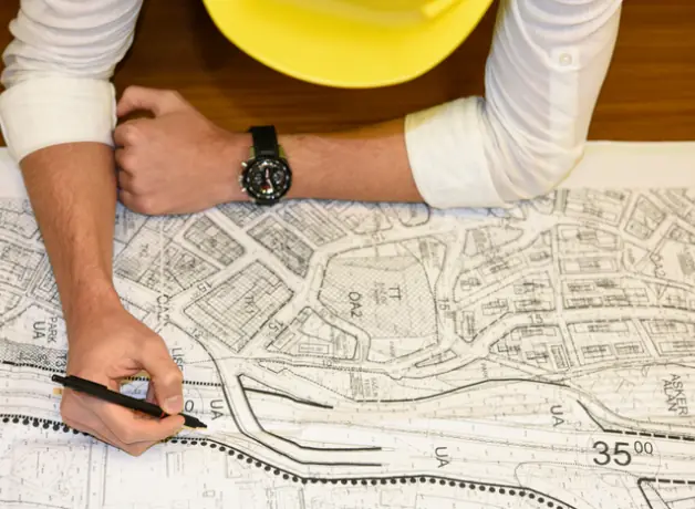 Especializaciones dentro de la Ingeniería Civil Ingeniero civil revisando planos