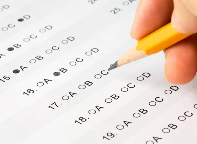 Persona marcando opciones de respuesta en examen