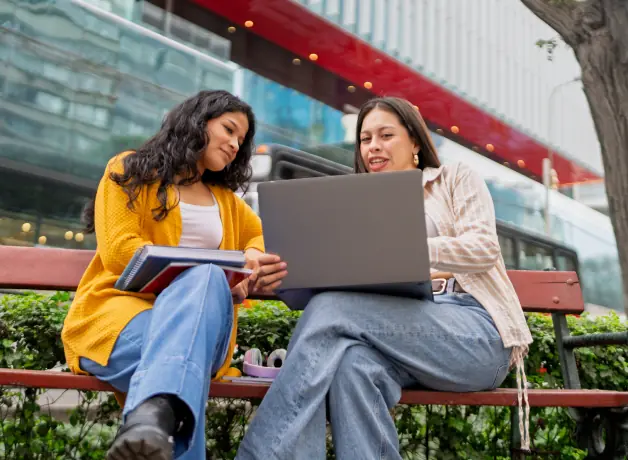 ¿Por qué estudiar en la UCV Piura? Jóvenes estudiando en el campus