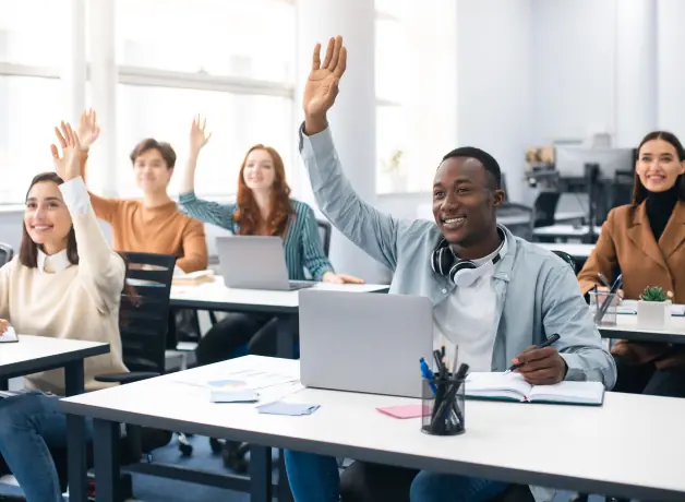 Talleres, diplomados y cursos cortos para mejorar tu CV Estudiantes participando en clase