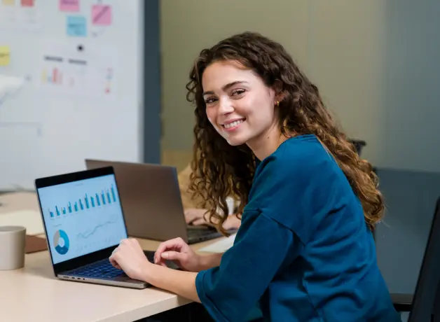 Trabajos remotos que puedes desempeñar con una Licenciatura en Marketing en línea Profesional con Licenciatura en Marketing en línea desempeñando trabajos remotos