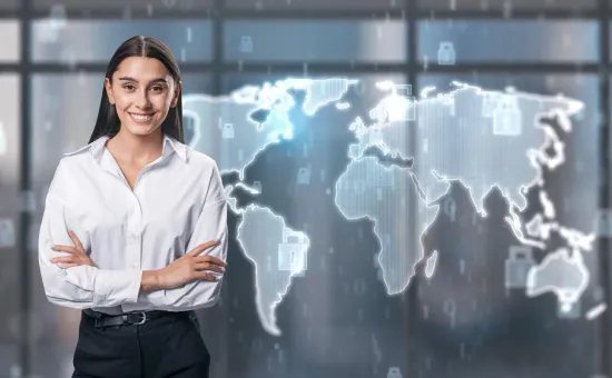 Top 5 carreras ideales para trabajar en empresas internacionales Joven profesional sonriente con los brazos cruzados frente a un mapa mundial digitalizado y abstracto, representando la proyección internacional.