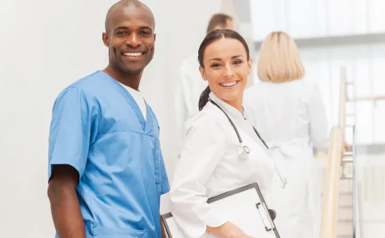 Medicina vs Enfermería Profesionales de la salud sonriendo en un entorno hospitalario