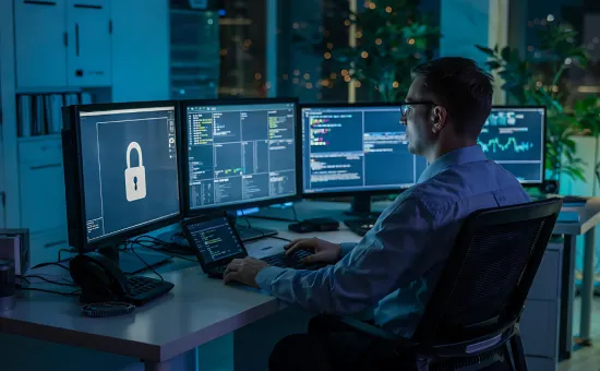 Estudios superiores para especialistas en ciberseguridad Especialista en ciberseguridad analizando datos en múltiples pantallas